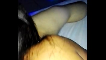 Стеснительная девчоночка снимает одежду на порно кастинге и ласкает